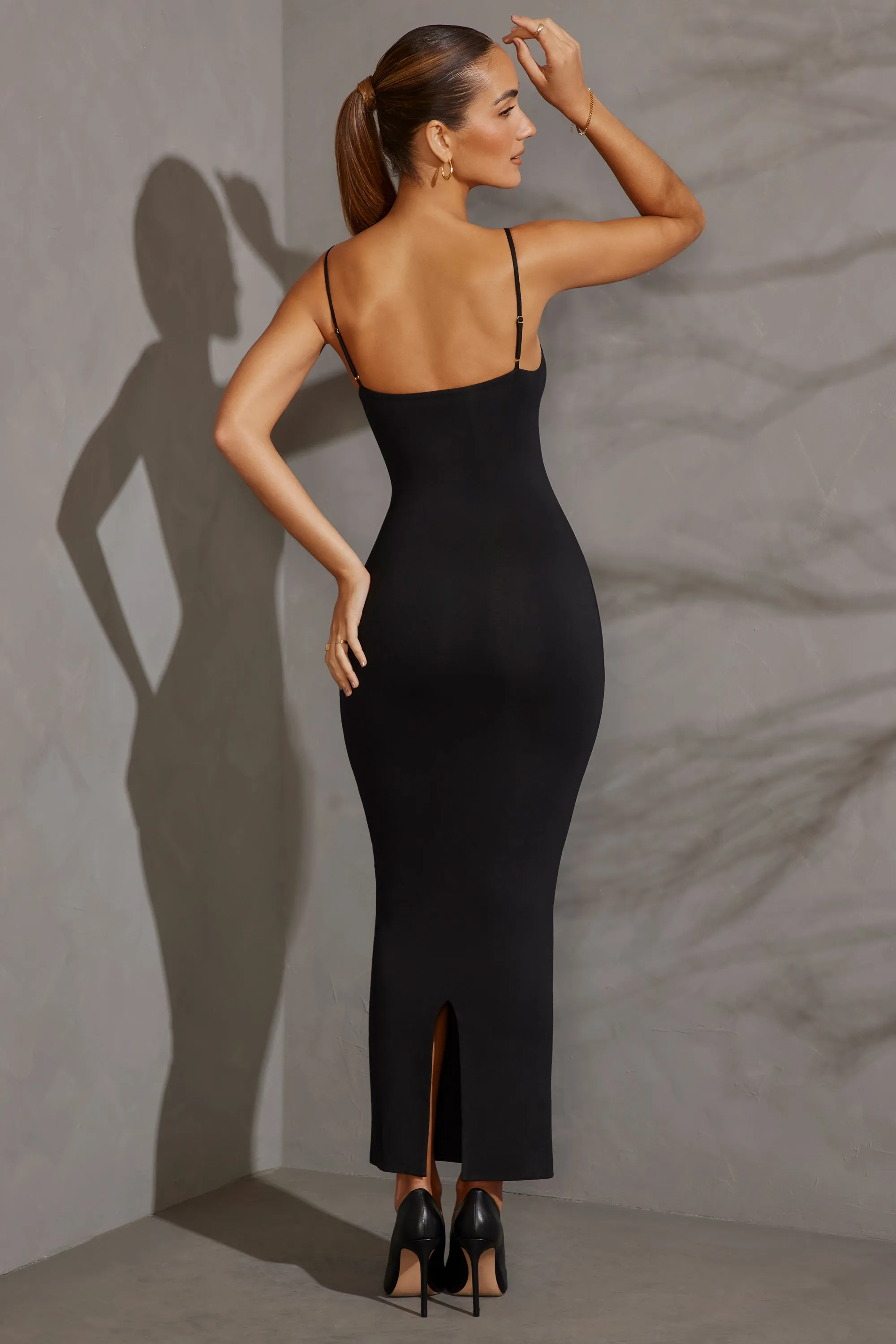 Scoop Neck Maxi Dress in Black With its soft fabric and elegant cut this dress is perfect for all-day wear Soft-touch maxi gown