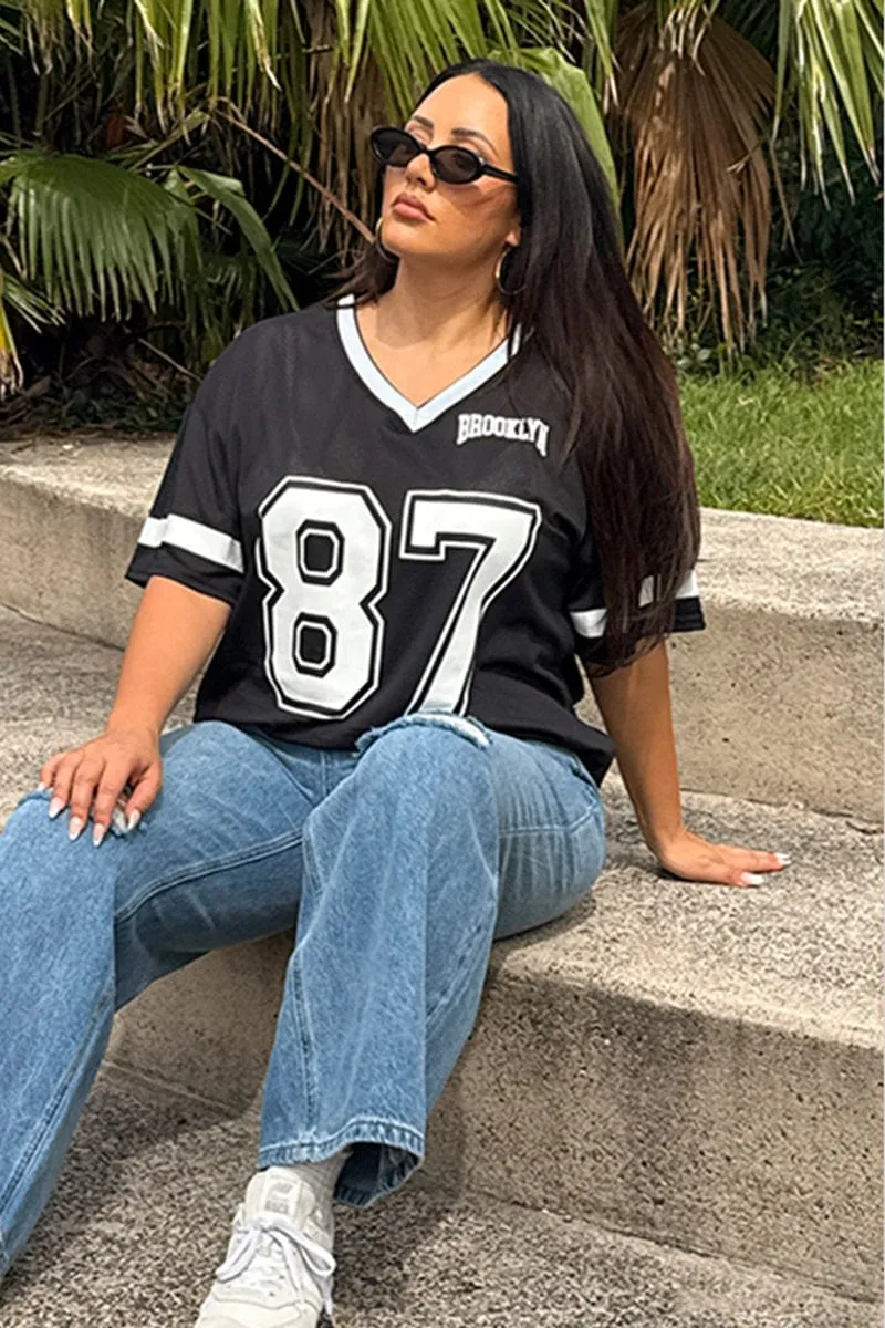 Black Graphic T-shirt Short Sleeve V-neck Relaxed fit style Fashion Must-Have